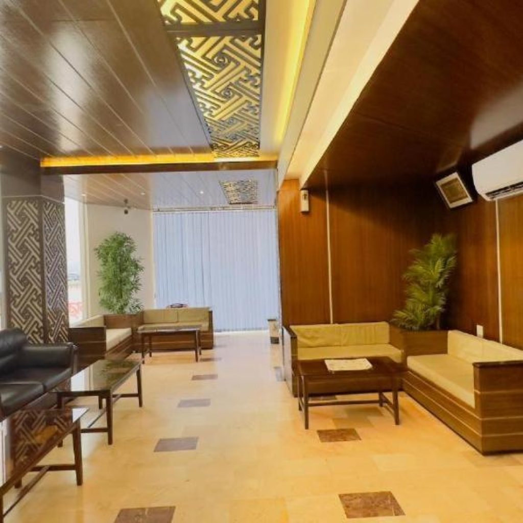 Royal Living Hotel & Suites