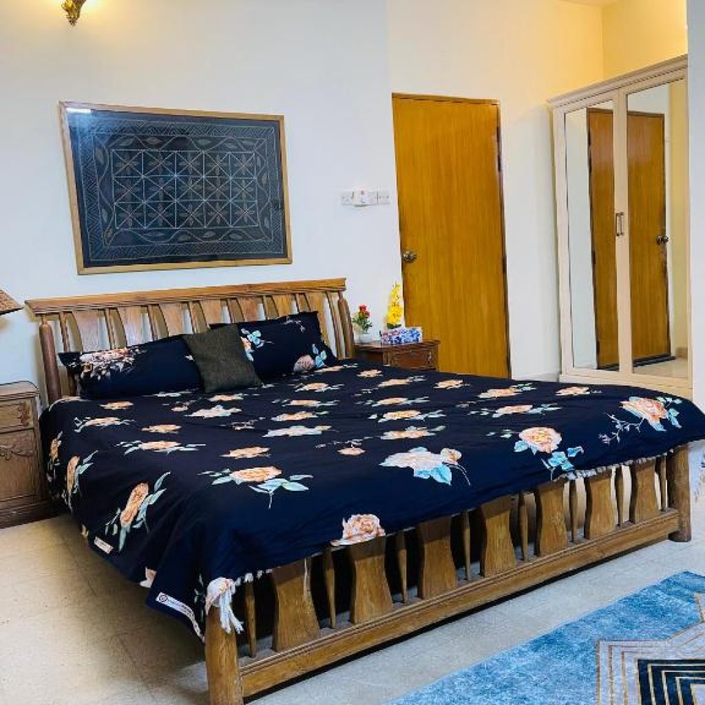 Gulshan Elegant Center 3 BR AC Flat Near Cafes & Shops Heart of Gulshan